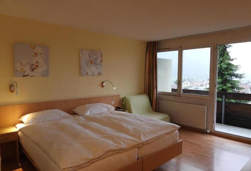 חדר משפחתי, Das Hotel Sherlock Holmes