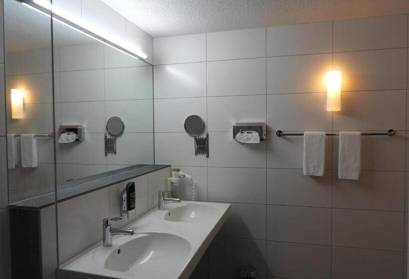 חדר משפחתי, Das Hotel Sherlock Holmes