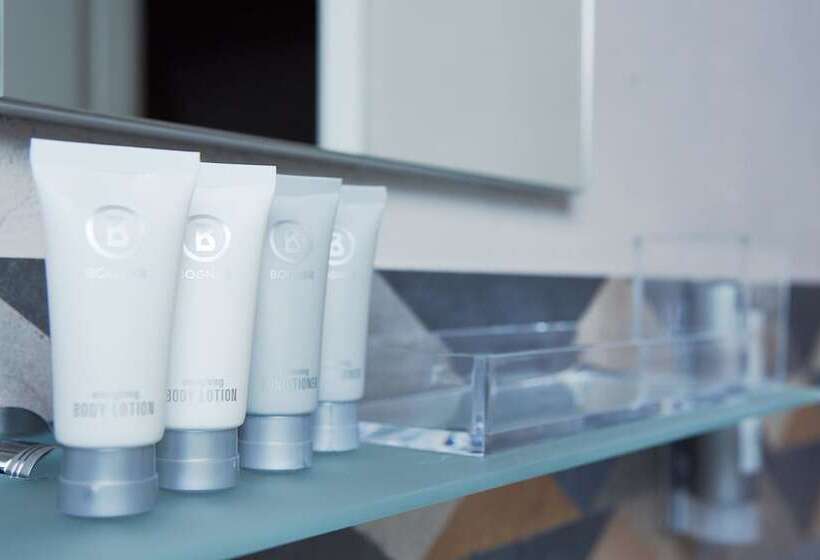 标准间带双人床, Maya Caprice