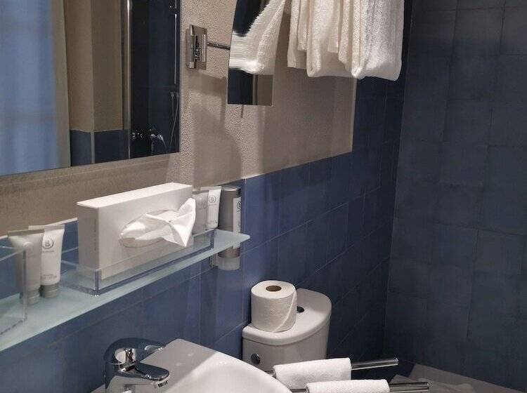 标准间带双人床, Maya Caprice