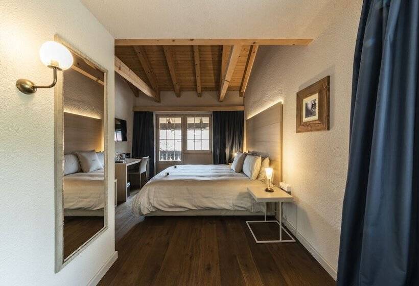 标准间带双人床, Maya Caprice