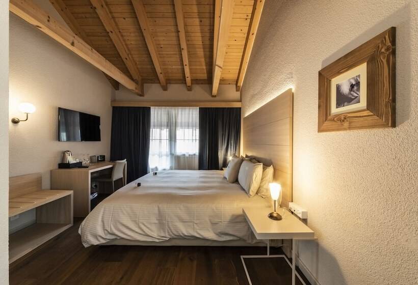 标准间带双人床, Maya Caprice