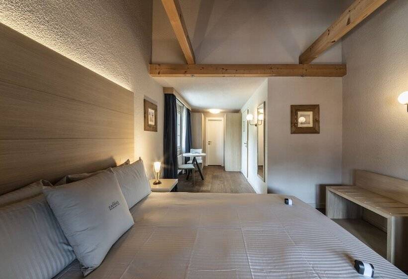 标准间带双人床, Maya Caprice