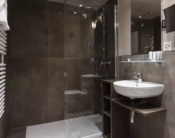 Quarto Superior com Sacada, Maya Caprice