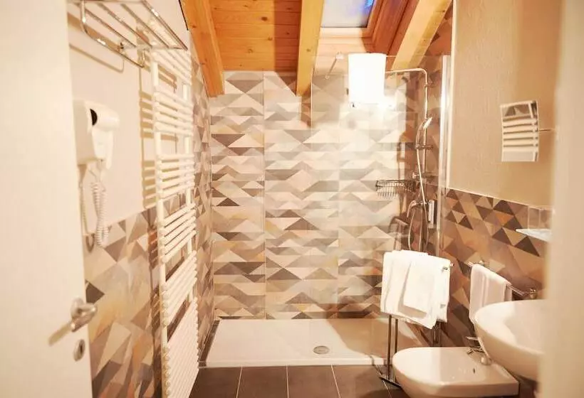 Quarto Superior com Sacada, Maya Caprice