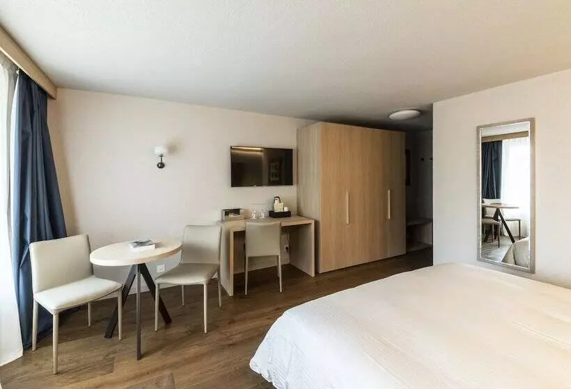 Quarto Superior com Sacada, Maya Caprice