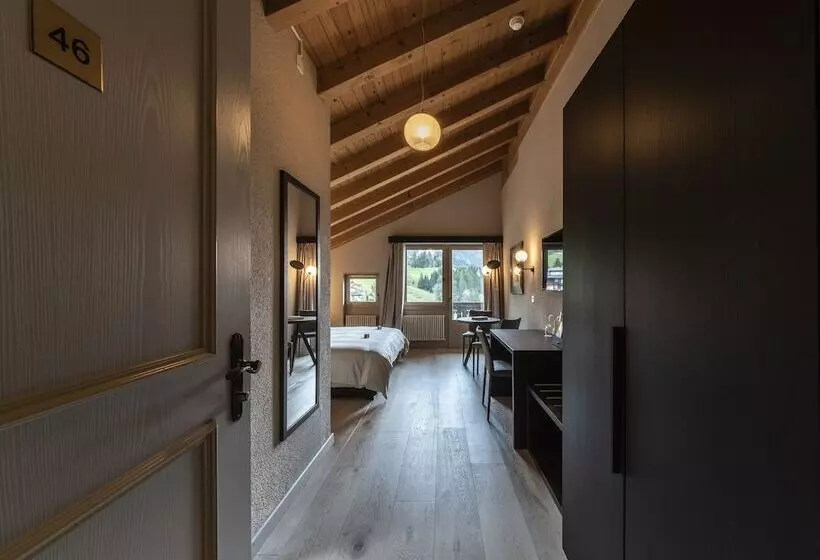 Quarto Superior com Sacada, Maya Caprice