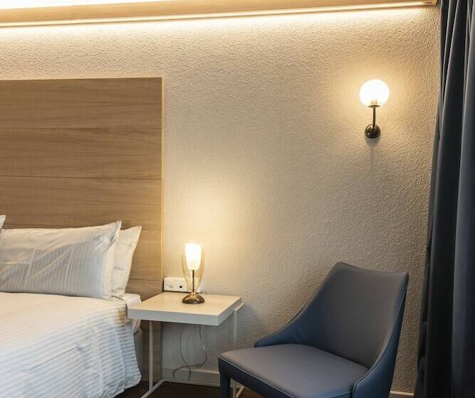 带阳台的高级房间, Maya Caprice