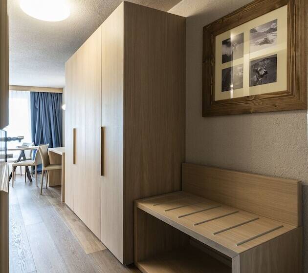 带阳台的高级房间, Maya Caprice