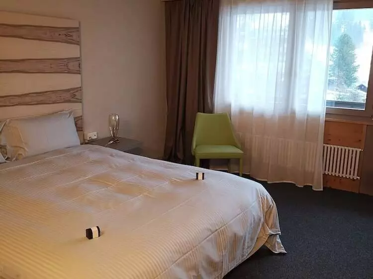 Quarto Superior com Sacada, Maya Caprice