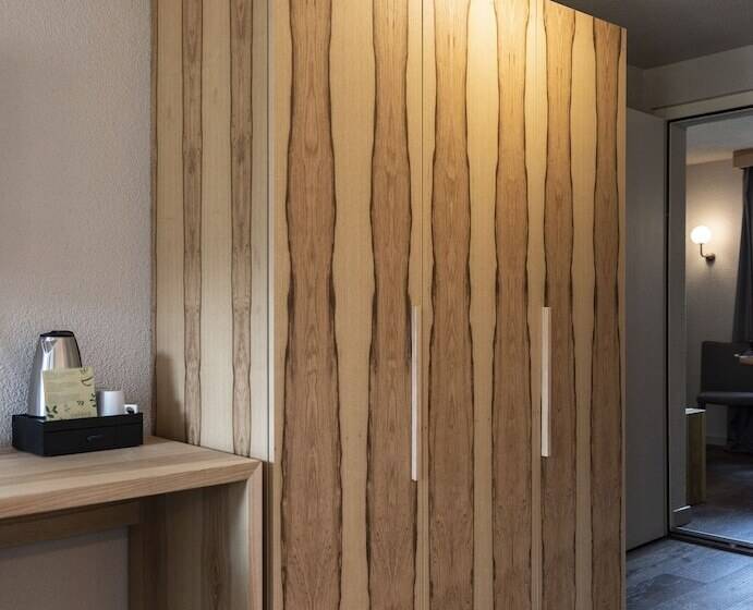 小型套房带阳台, Maya Caprice