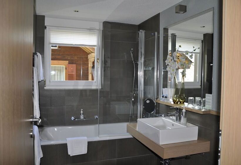 带2个卧室的套房, Maya Caprice