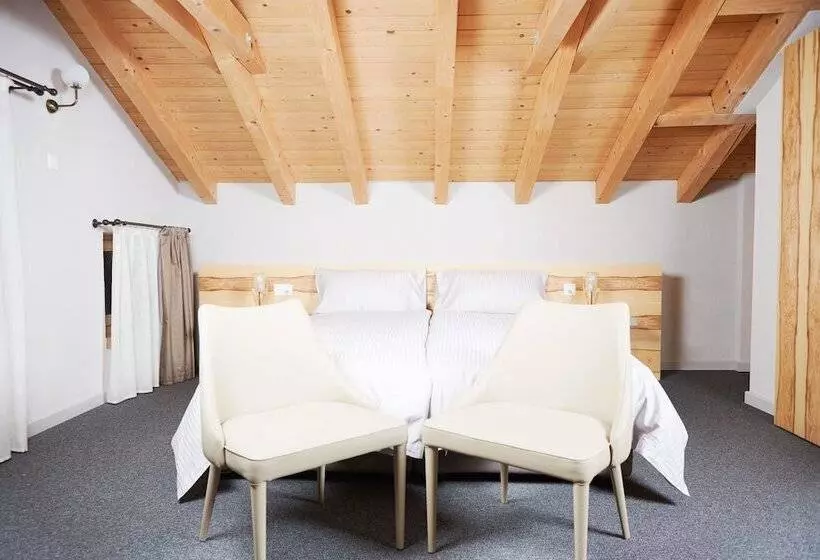 Quarto Triplo Superior, Maya Caprice