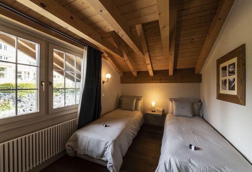 小型套房, Maya Caprice