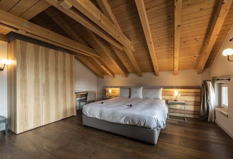 小型套房, Maya Caprice