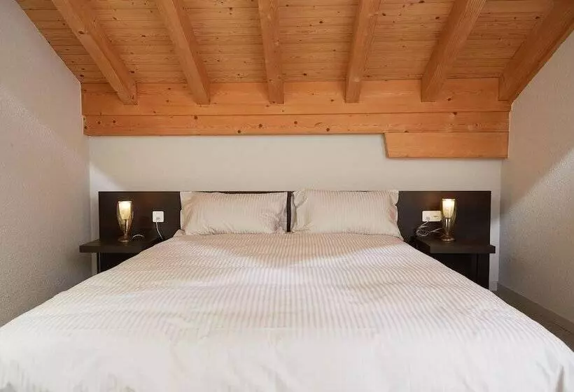 Quarto Superior com Sacada, Maya Caprice
