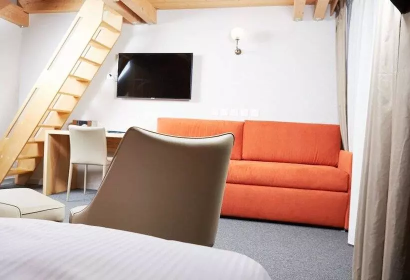 Quarto Triplo Superior, Maya Caprice