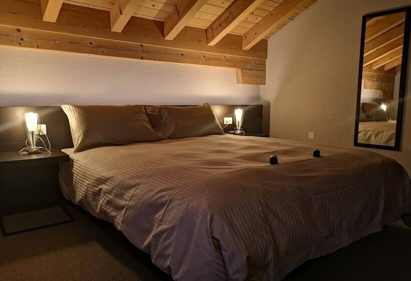 小型套房带阳台, Maya Caprice