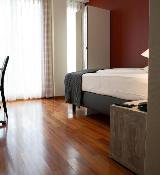 اتاق استاندارد یک نفره, Sursee