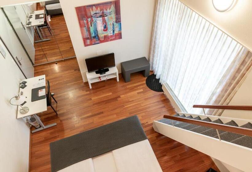 اتاق خانوادگی, Sursee