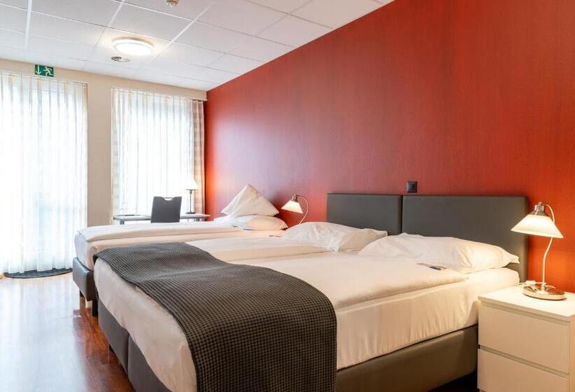 اتاق استاندارد سه نفره, Sursee