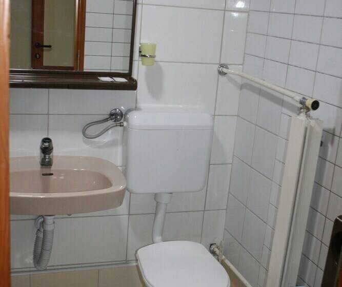 اتاق استاندارد سه نفره, Bat Hotel Bistrica