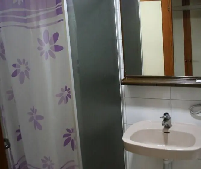 اتاق استاندارد سه نفره, Bat Hotel Bistrica