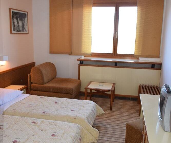 اتاق استاندارد سه نفره, Bat Hotel Bistrica