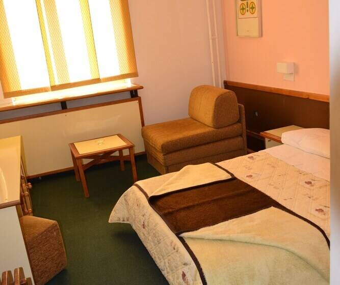 اتاق استاندارد سه نفره, Bat Hotel Bistrica