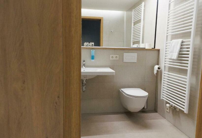 基本间, Avenue Pallova 28