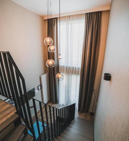 复式套房, Avenue Pallova 28