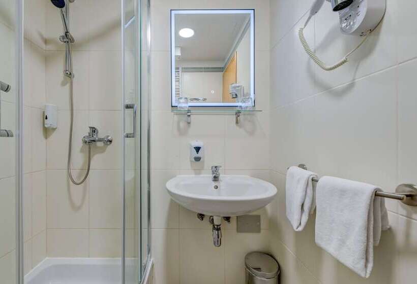 اتاق کلاسیک با چشم‌انداز دریا, Pax