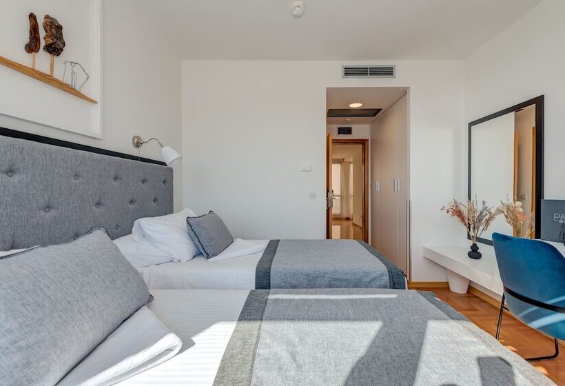 اتاق کلاسیک با چشم‌انداز دریا, Pax