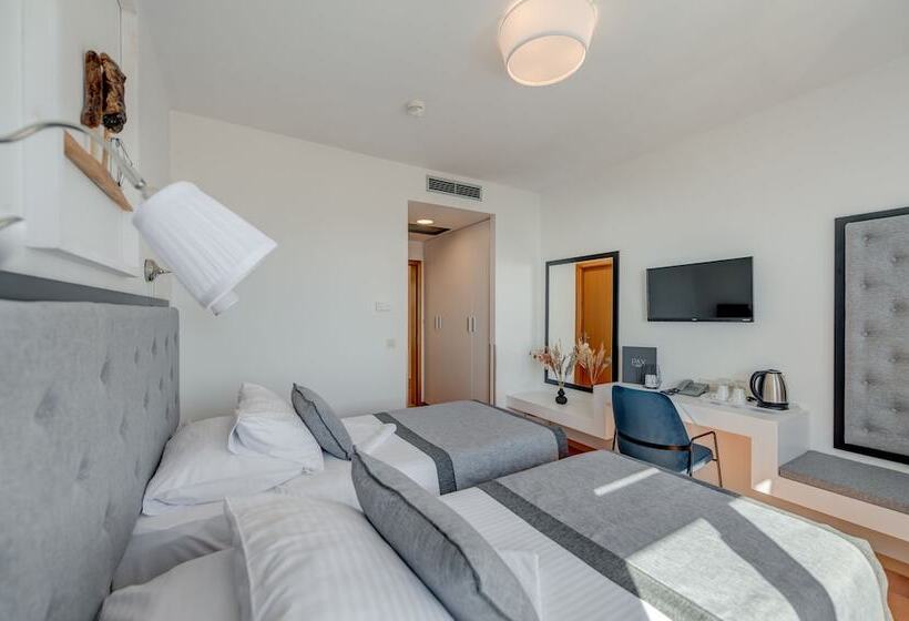 اتاق کلاسیک با چشم‌انداز دریا, Pax