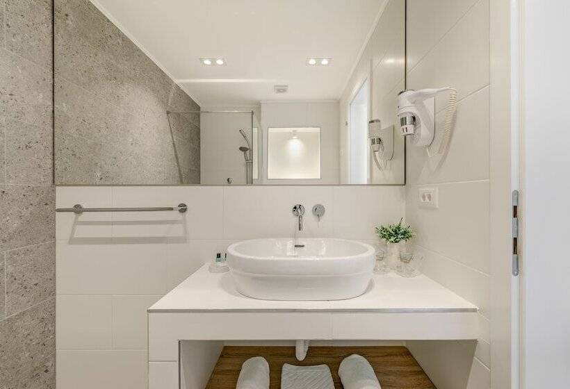 اتاق سوپریور, Pax