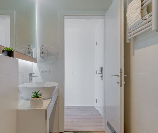 اتاق سوپریور سه تخته, Pax