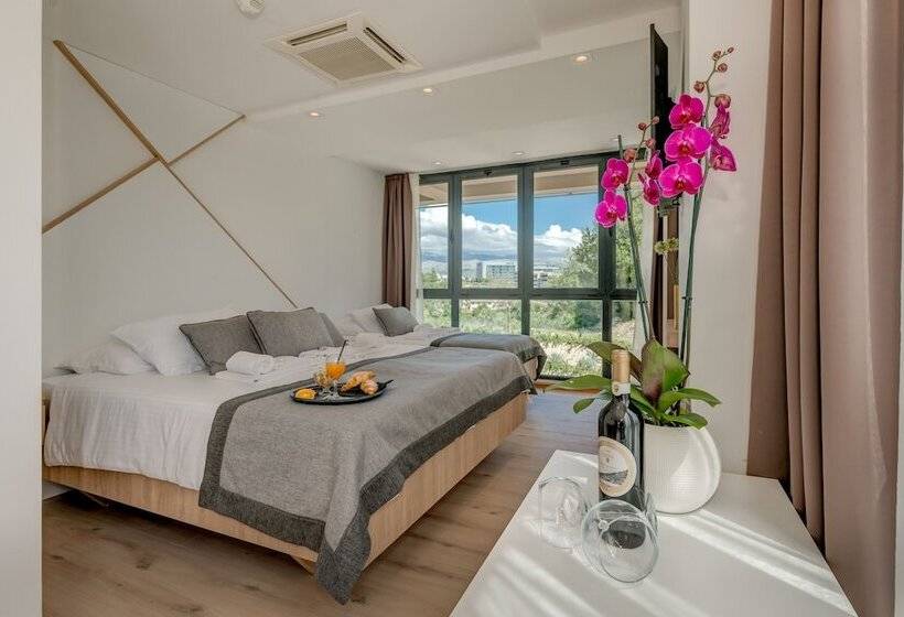 اتاق سوپریور سه تخته, Pax