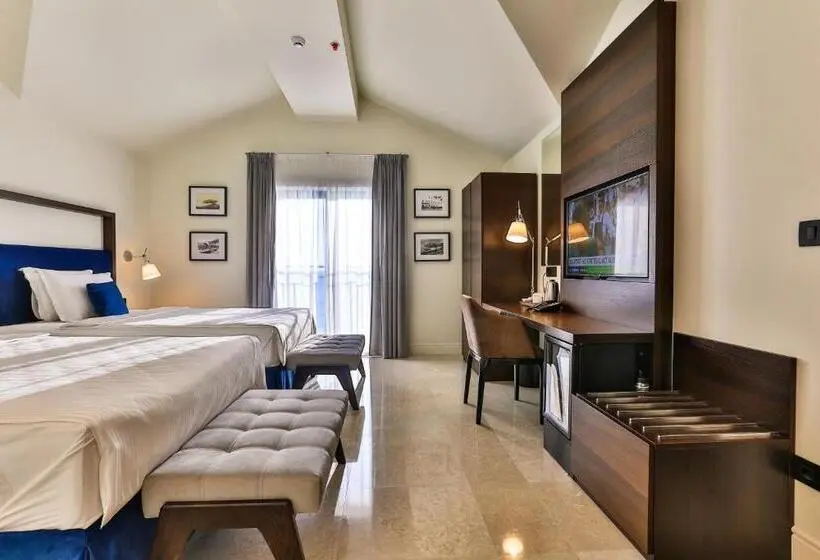 Deluxe Suite Sea View, California By Aycon