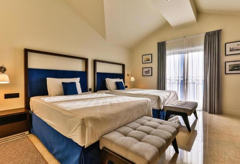 Deluxe Suite Sea View, California By Aycon