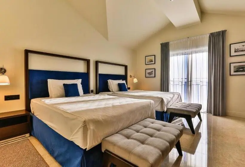 Deluxe Suite Sea View, California By Aycon