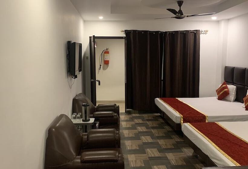 חדר משפחתי, Maha Luxmi Palace