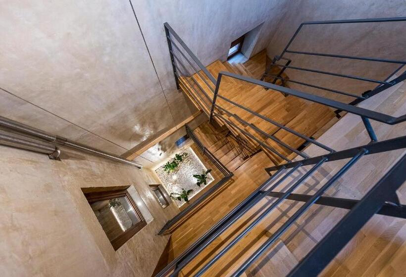 סוויטה דלוקס, Polixeny's Suites