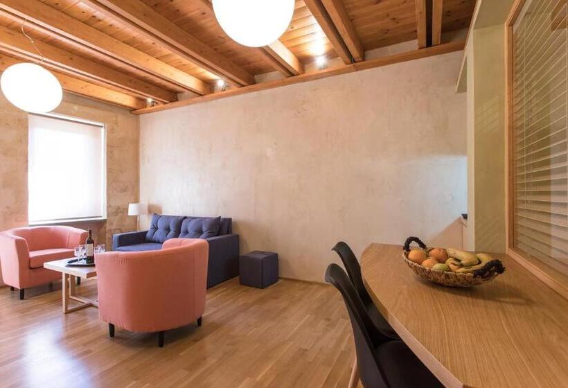 סוויטה דלוקס, Polixeny's Suites