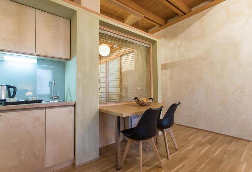 סוויטה משפחתית, Polixeny's Suites