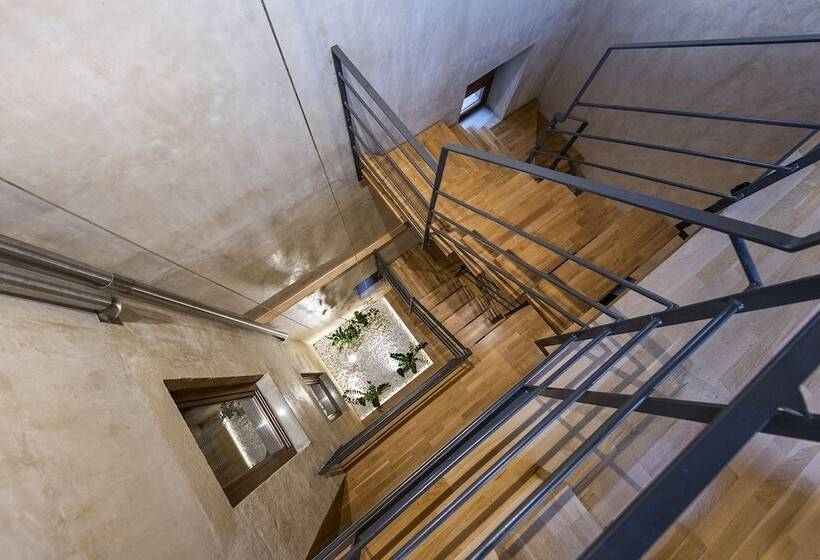 סוויטת ג'וניור, Polixeny's Suites