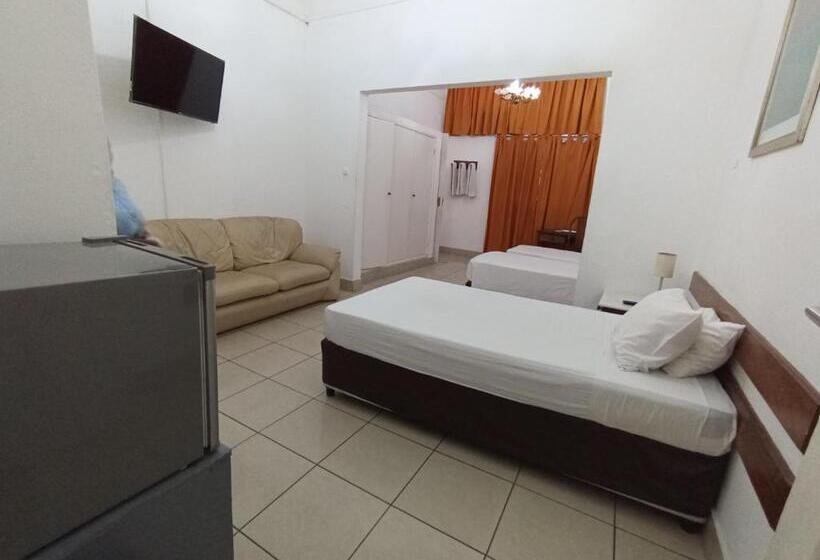 غرفة قياسية ثلاثية, Pensao Martins