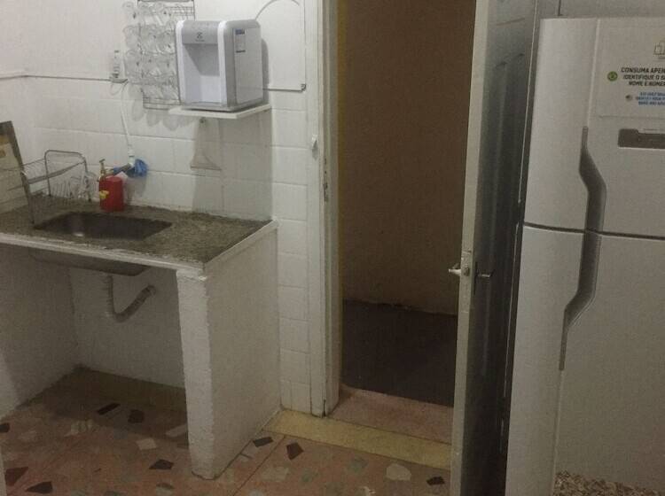 ルームシェアのワンベッド, Friends & Hostels