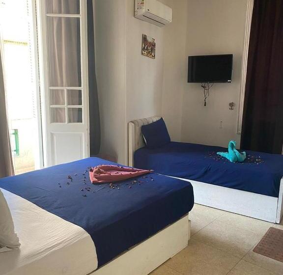 اتاق استاندارد سه تخته با بالکن, Abdeen Cairo Hostel