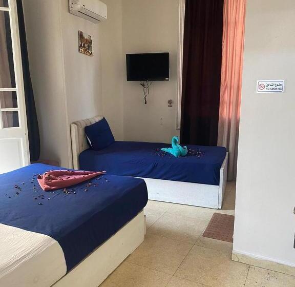اتاق استاندارد سه تخته با بالکن, Abdeen Cairo Hostel