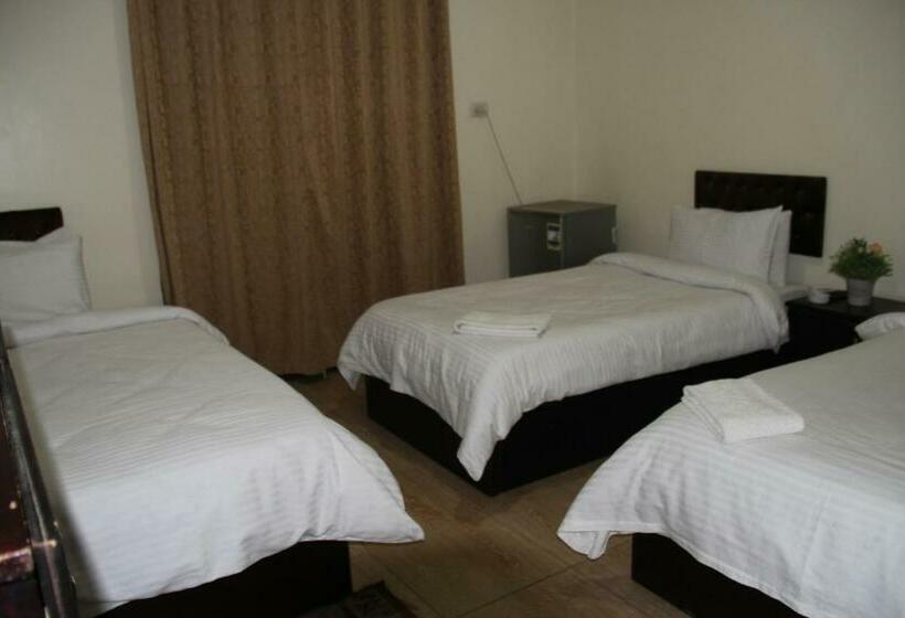 غرفة قياسية ثلاثية, New Panorama Palace